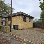 Lister Park Bradford 2Bed Detached Cottage House Parking Cinema Screen Games Room