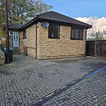 Lister Park Bradford 2Bed Detached Cottage House Parking Cinema Screen Games Room